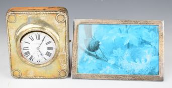 George V hallmarked silver photograph frame to suit 6 x 4 inch photo, with oak easel back,