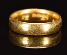 A 22ct gold wedding band / ring, 6.3g, size N