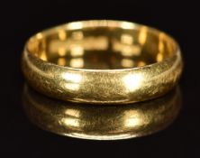 An 18ct gold wedding band / ring, 'Lucky' impressed to inside of band, 3.7g, size O/P