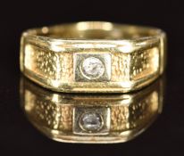 A 14k gold ring with textured detail, 4.2g, size O