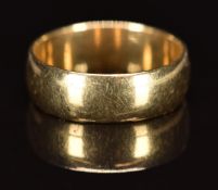 A 9ct gold wedding band / ring, 4.3g, size P