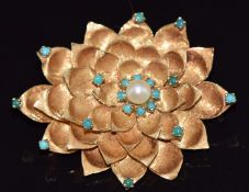 An 18k gold brooch set with a pearl and turquoise, 9.4g, 4.2cm