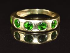 A 9ct gold ring set with five diopsides, 2.1g, size J