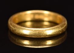 A 22ct gold wedding band / ring, 6.6g, size Q