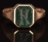 A 9ct rose gold signet ring set with bloodstone, 4.0g, size V
