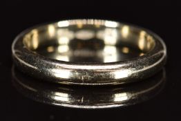 An 18ct white gold wedding band / ring, 3.8g, size L