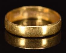 A 22ct gold wedding band / ring, 1.7g, size J