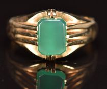 A 9ct gold ring set with green agate, 5.7g, size V