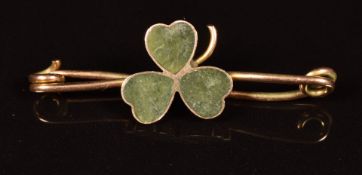 A c1920 9ct gold brooch in the form of a shamrock set with Irish marble, 1.9g, 3cm