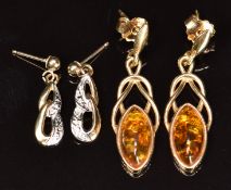Two pairs of 9ct gold earrings, one pair set with pressed amber, 3.7g