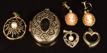 A 9ct gold locket, 9ct gold pendant set with a pearl, 9ct gold heart pendant, 9ct gold heart pendant