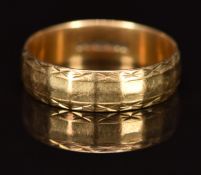 A 9ct gold wedding band / ring, 2.1g, size M/N