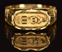 An 18ct gold Egyptian signet ring depicting a scarab beetle, 5.6g, size V
