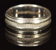 A 14k white gold wedding band / ring, 4.3g, size K/L