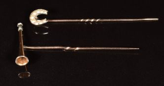 Edwardian 15ct gold stick pin in the form of a horseshoe (0.9g) set with seed pearls and a 9ct