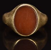 A 9ct gold signet ring set with agate, 3.8g, size M