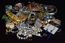 A collection of jewellery including Art Deco brooches, vintage brooches, silver earrings, Trifari