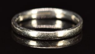A platinum wedding band / ring, 3.0g, size J
