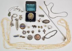A collection of jewellery including silver brooches, pearl necklace, silver pendants, hat pin, Anton