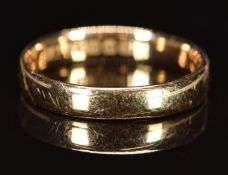 A 9ct gold wedding band / ring, 2.6g, size P