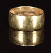 A 9ct gold wedding band / ring, 4.0g, size K