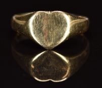 A 9ct gold heart shaped signet ring, 1.6g, size I