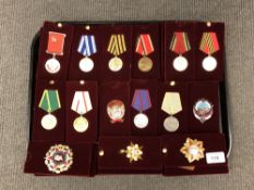 A tray of approximately 40 reproduction Russian badges/medals.