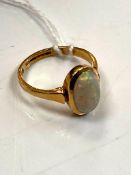 An 18ct yellow gold opal ring, size L/M, 3.6g.