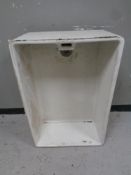 A large ceramic Belfast sink, 92 x 61.5 cm. The depth is 30.5 cm.
