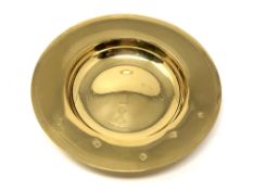 A modern Sheffield silver-gilt paten or shallow dish, 98.6g, diameter 13 cm.