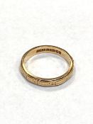 A 9ct gold band ring, 2.1g.