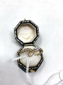 Two 9ct gold rings CONDITION REPORT: 2.