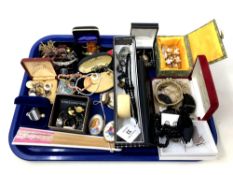 A tray of assorted costume jewellery