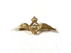 A 9ct gold RAF brooch.