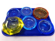 A tray containing four 20th century Whitefriars shallow dishes together with a further similar dish