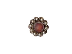 A vintage gold memoriam ring set with hair CONDITION REPORT: 4.