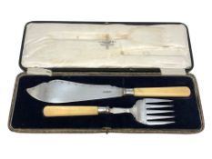 A boxed set of silver fish servers, Sheffield 1918.