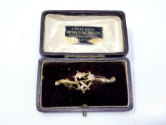 A 9ct gold heart-shaped bar brooch CONDITION REPORT: 1.