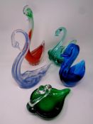 A tray containing five 20th century glass bird figures and dishes.