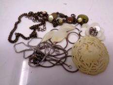 A quantity of costume jewellery,