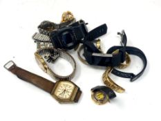 A small quantity of wristwatches