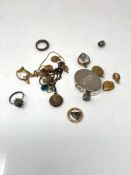 A small quantity of costume jewellery,