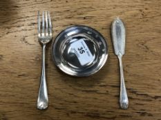 A small silver dish, two knives and a fork. (4) CONDITION REPORT: 72.