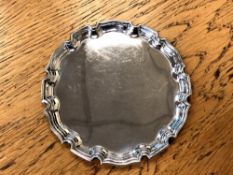 A silver card tray, Birmingham 1935, diameter 15cm CONDITION REPORT: 132.