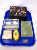A tray containing six assorted jewellery and pill boxes including onyx and glass examples.