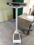 A set of 20th century Avery enamelled doctor's scales.