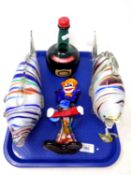 A tray of two Murano glass fish ornaments together with a similar clown,