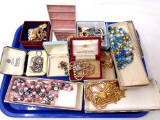 A tray containing vintage costume jewellery including necklaces, simulated pearl necklace,