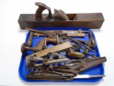 A tray containing vintage woodworking tools including brace, spirit level, block plane etc.