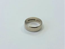 A 9ct white gold band ring, 2.9g.